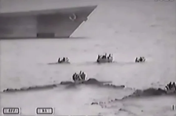 Πειρατές πέρασαν πολεμικό για εμπορικό πλοίο, δείτε τι ακολούθησε…!!