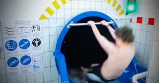 Αρχικά νόμιζε ότι είναι μία κανονική νεροτσουλήθρα. Όταν όμως ήρθε η σειρά του, έμεινε άφωνος…