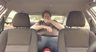 Ενήλικες καλέστηκαν να μείνουν για 10 λεπτά κλεισμένοι σε ένα αυτοκίνητο χωρίς κανένα παράθυρο ανοιχτό (video)