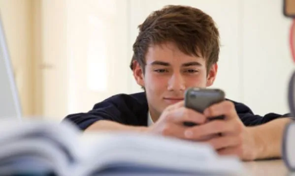 Είναι απαραίτητο το κινητό τηλέφωνο στη σχολική ζωή ενός παιδιού;