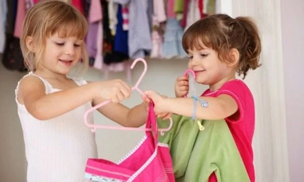 Δείτε τι πρέπει να κάνετε όταν το παιδί σας επιμένει να φορέσει, αυτό που θέλει εκείνο!