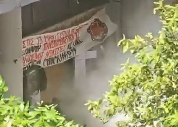 ΒΙΝΤΕΟ ΝΤΟΚΟΥΜΕΝΤΟ – Η στιγμή που αντιεξουσιαστές κάνουν ντου στο Χημείο