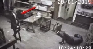 ΑΠΙΣΤΕΥΤΗ Γυναίκα σάπισε στο ξύλο τρεις άντρες μέσα σε 5 δευτερόλεπτα – video