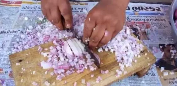 Με αυτήν την τεχνική θα κόβετε το κρεμμύδι σε μικρά κομμάτια σε 10 δευτερόλεπτα