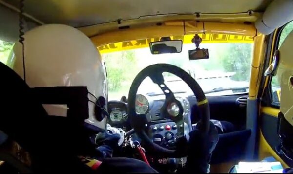 Το τιμόνι του μένει στα χέρια, αλλά ο οδηγός συνεχίζει τον αγώνα…  (video)