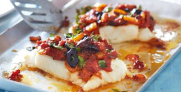 Μπακαλιάρος στο φούρνο με ντομάτα και ελιές