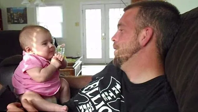 Είναι 2 μηνών και όμως λέει «Σαγαπώ»