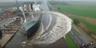 Δείτε την εντυπωσιακή στιγμή που ένα πλοίο για πρώτη φορά πέφτει στο νερό! (Βίντεο)
