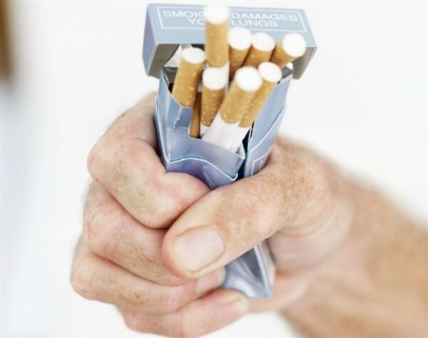 Σε διαθεσιμότητα και απόλυση όσοι δάσκαλοι και καθηγητές καπνίζουν στα σχολεία