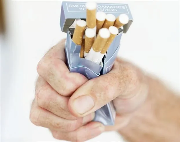 Σε διαθεσιμότητα και απόλυση όσοι δάσκαλοι και καθηγητές καπνίζουν στα σχολεία