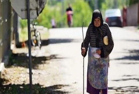 Μια γιαγιά μπήκε ξυπόλητη στο λεωφορείο και βρήκε βοήθεια από αυτόν που κανείς δεν περίμενε!