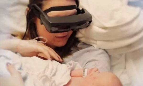 Τυφλή μητέρα βλέπει για πρώτη φορά τον νεογέννητο γιο της, με τη βοήθεια της τεχνολογίας (βίντεο)
