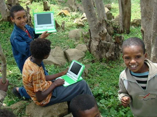 Το πείραμα του Negroponte: Aναλφάβητα 5χρονα παιδιά hackaran το Android