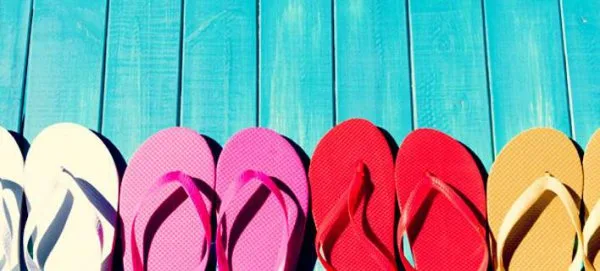 Πώς oι σαγιονάρες μπορούν να καταστρέψουν τα πόδια σας