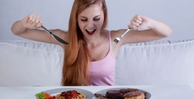 Βουλιμία: Ποια είναι τα συμπτώματα, πώς αντιμετωπίζεται