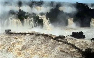 Υδάτινη κόλαση στους καταρράκτες του Ιγκουαζού της Βραζιλίας