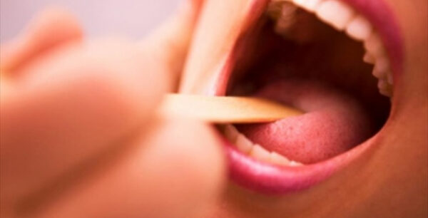 Αυτές είναι οι 3 φυσικές λύσεις για να αντιμετωπίσετε τον πονόλαιμο