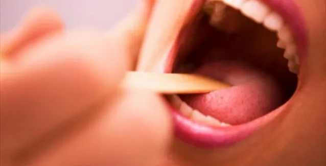 Αυτές είναι οι 3 φυσικές λύσεις για να αντιμετωπίσετε τον πονόλαιμο