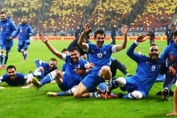 Το τραγούδι του μουντιάλ: «Στη Βραζιλία ήρθα, Ελλαδα σ’αγαπώ, παντού σ’ακολουθώ… Στη χώρα του Πελέ, όλα τα βλέπω μπλε…» [video]