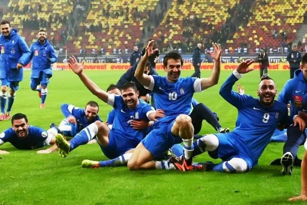 Το τραγούδι του μουντιάλ: «Στη Βραζιλία ήρθα, Ελλαδα σ’αγαπώ, παντού σ’ακολουθώ… Στη χώρα του Πελέ, όλα τα βλέπω μπλε…» [video]