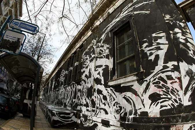 Κατεπείγουσα εισαγγελική έρευνα για τα γκράφιτι στο Πολυτεχνείο