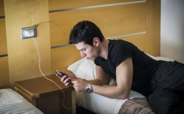 Κινητό δίπλα στο κρεβάτι το βράδυ: Tελικά  επιτρέπεται ή όχι;