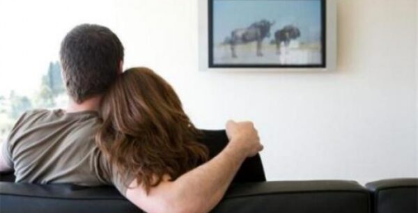 Η συνεχής παρακολούθηση τηλεόρασης γερνάει τον εγκέφαλο