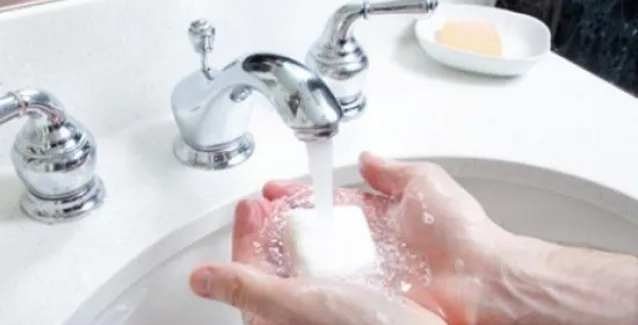 Σαπούνι και νερό στα χέρια τον ιό τον κάνει πέρα