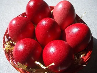 Γιατί βάφουμε κόκκινα αβγά το Πάσχα;