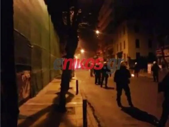 Μολότοφ από το εσωτερικό του Πολυτεχνείου στα ΜΑΤ – ΒΙΝΤΕΟ