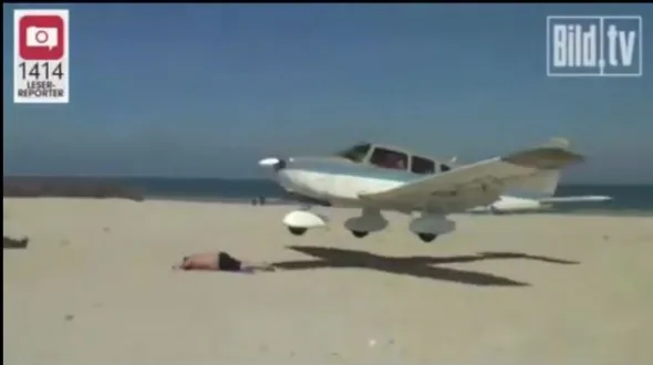 ΒΙΝΤΕΟ-Προσγειώθηκε πάνω από τον… λουόμενο!