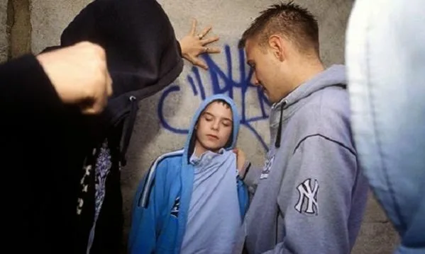 Πώς να αντιμετωπίσει ο γονιός το παιδί του όταν καταλάβει ότι αυτό παρενοχλεί άλλα παιδιά.