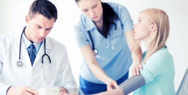 Πίεση σε νεαρή ηλικία: Πόσο αυξάνει τον κίνδυνο για άνοια