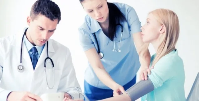 Πίεση σε νεαρή ηλικία: Πόσο αυξάνει τον κίνδυνο για άνοια