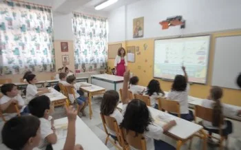 Κοροϊδεύουν χιλιάδες οικογένειες με τον ΦΠΑ 23% στην εκπαίδευση