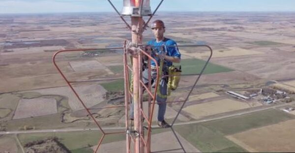 Ανέβηκε στα 1500 πόδια: Το βίντεο θα ταρακουνήσει την καρδιά σας.