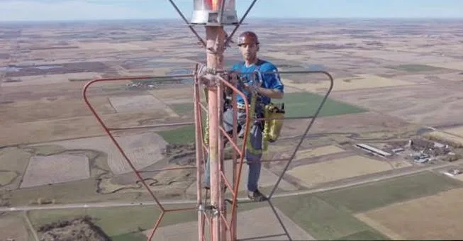 Ανέβηκε στα 1500 πόδια: Το βίντεο θα ταρακουνήσει την καρδιά σας.