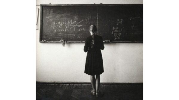 H σχολική ποδιά πάει στο…μουσείο!