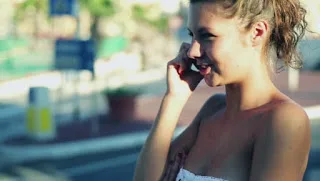 Γιατί περπατάμε όταν μιλάμε στο τηλέφωνο;