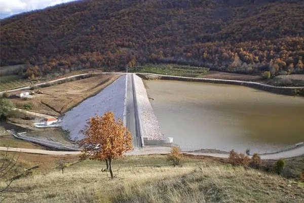 Τα ψάρια βγήκαν στην στεριά. Δείτε πώς πιάνουν ψάρια στο φράγμα του Πέρδικκα στην Εορδαία (ΒΙΝΤΕΟ)
