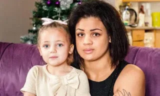 Η τετράχρονη κόρη της φωνάζει στις τουαλέτες ενός εστιατορίου, τότε η μαμά τρέχει και βλέπει…