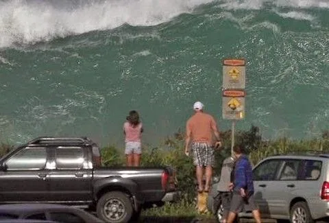 ΘΑ ΣΑΣ ΚΟΠΕΙ Η ΑΝΑΣΑ! Δείτε τι κύμα έσκασε στη Χαβάη!