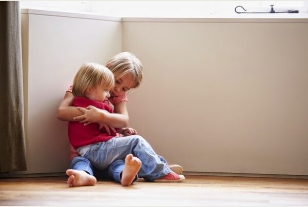 Επιτρέπεται οι γονείς να αφήνουν τα παιδιά μόνα τους στο σπίτι;