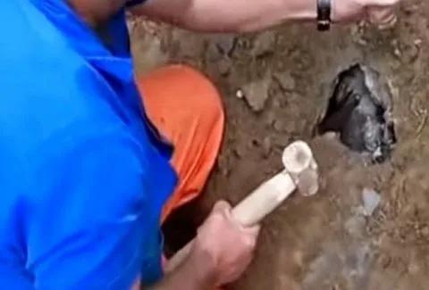 Άκουγε κλάματα κάτω από τα χώματα και ξεκίνησε να σκάβει. Στο τέλος δεν μπορούσε να μιλήσει από το σοκ!