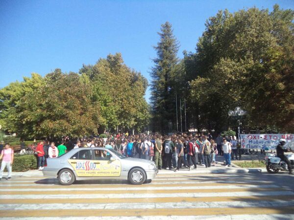 Δεν σταματούν ούτε τα …κάγκελα μαθητές των Τρικάλων που διεκδικούν τα ΑΥΤΟΝΟΗΤΑ