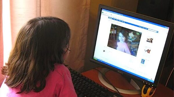 Μην «ανεβάζετε» τα παιδιά σας στο Διαδίκτυο, λέει η αστυνομία!