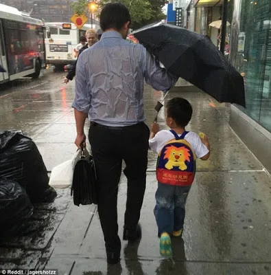 Viral: Ομπρέλα αγάπης από τον μπαμπά στον γιο