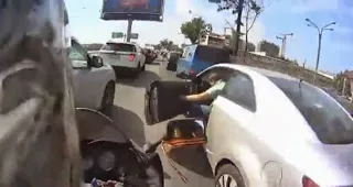 Δείτε απίστευτο βίντεο από την Ρωσία με ατυχήματα που γίνονται…επειδή οι οδηγοί ανοίγουν τις πόρτες των οχημάτων τους!