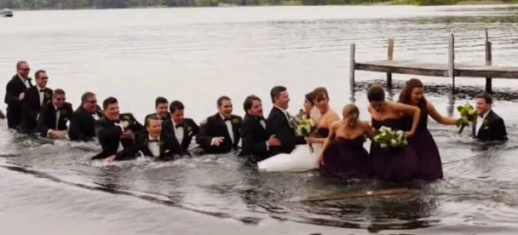Ενας γάμος… τραγωδία -Νύφη, γαμπρός και καλεσμένοι βούλιαξαν στα νερά μιας λίμνης [εικόνες & βίντεο]