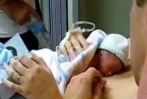 Συγκλονιστικό: Βρέφος γεννήθηκε νεκρό και αναστήθηκε με το χάδι της μητέρας του!